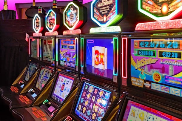 Online Slots vs. Land-Based Slots: Which is Better?